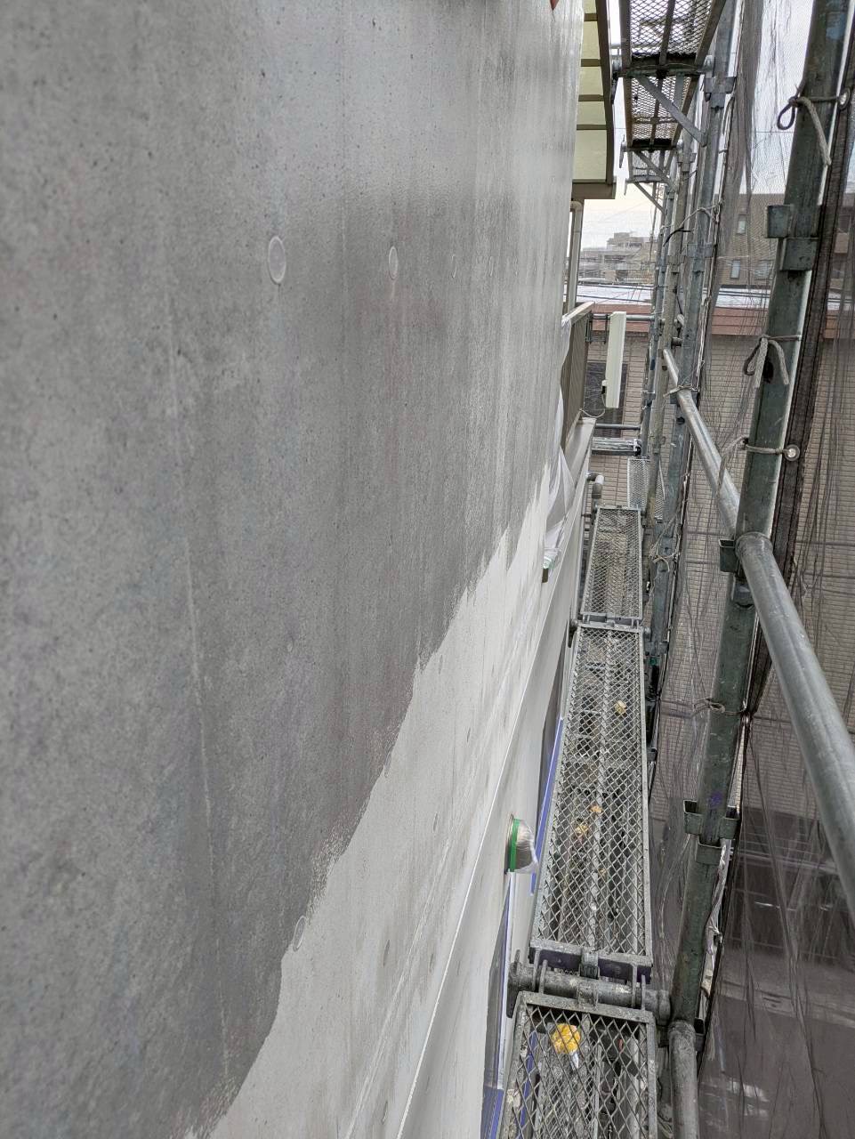 フィラーで下塗りをしたコンクリート外壁